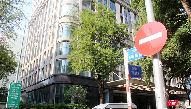 Dù địa chỉ này tọa lạc ở ngay ngã ba tuyệt đẹp Thi Sách - Cao Bá Quát ở Q.1 (TP.HCM), được đánh giá là mảnh đất vàng hiếm hoi còn lại, cơ quan công tố xác định việc giải quyết hậu quả của sai phạm trong vụ án này còn rất khó khăn và kéo dài. Ảnh: GVT.