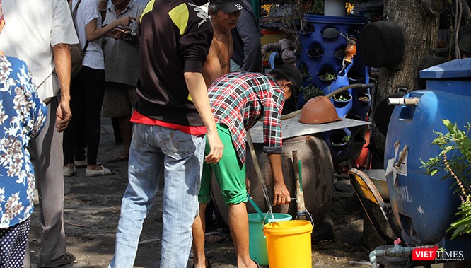 Nước, thứ vốn không thể thiếu để "bắt khách", được bán tùy sự vui - buồn của chủ các téc chứa này. Ảnh: GVT.
