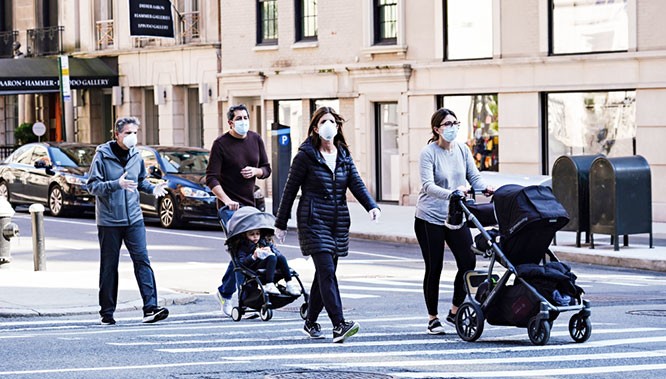 Người dân Mỹ đeo khẩu trang khi ra đường giữa bối cảnh đại dịch Covid-19 đang hoành hành dữ dội (Ảnh: AFP)