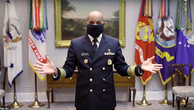 Tổng Y sỹ Hoa Kỳ đang tạo chiếc khẩu trang. Ảnh: CDC Hoa Kỳ.