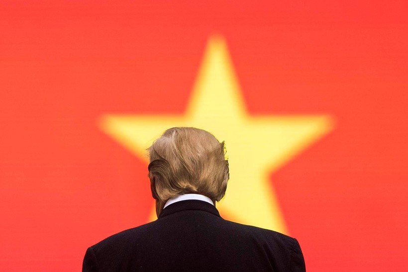 Tổng thống Mỹ Donald Trump đứng trước lá cờ Việt Nam trong buổi lễ đến Hà Nội, ngày 12/11/2017. (Ảnh: AFP / Jim Watson)