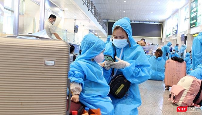 Trong 5 chuyến bay do tỉnh Hà Tĩnh tổ chức, ưu tiên trẻ em, người già, người tàn tật, phụ nữ mang thai và những người đi công tác bị kẹt lại ở TP.HCM, Đồng Nai và Bình Dương. Ảnh: GVT.