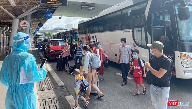 Từ sáng sớm ngày 6/8/2021, tỉnh Bình Dương đã tổ chức 6 xe ca vận chuyển bà con Hà Tĩnh về quê hương được xe cảnh sát giao thông dẫn đường vào tận sân bay Tân Sơn Nhất. Ảnh: GVT.