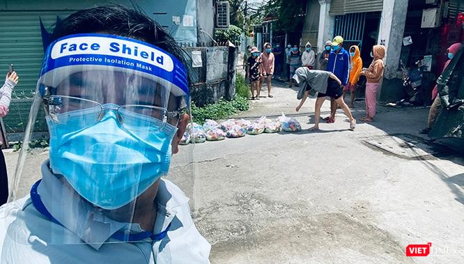 Bùi Văn Nghĩa &quot;thồ hàng&quot; đến giúp đỡ các khu vực xóm trọ gặp khó khăn về nhu yếu phẩm vào buổi sáng.