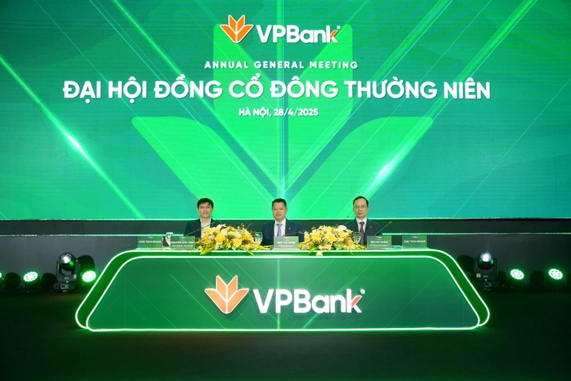 Ông Ngô Chí Dũng - Chủ tịch HĐQT VPBank (giữa). Ảnh: VPBank