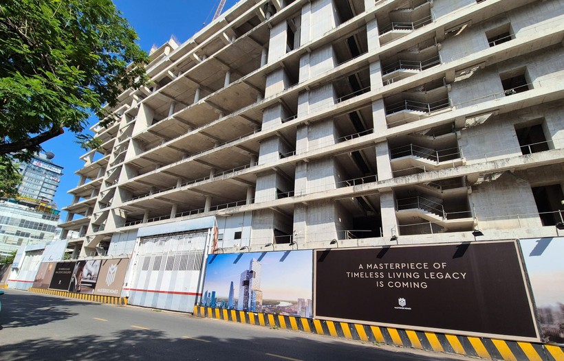 Bảng tên Masterise Homes xuất hiện trở lại trên hàng rào bao quanh dự án. Ảnh: KC