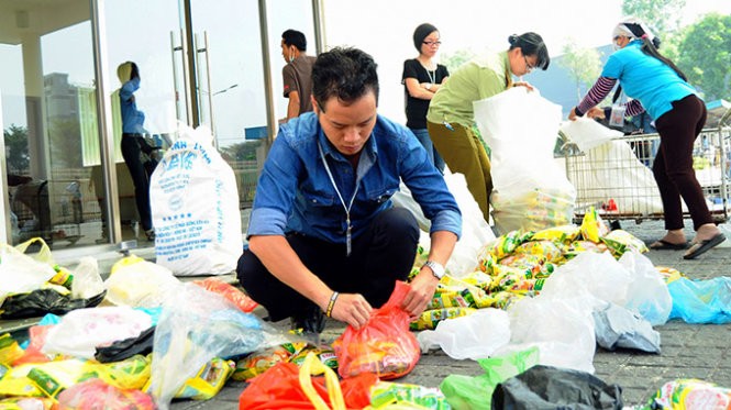 Đại diện công ty Unilever VN xác minh các sản phẩm 