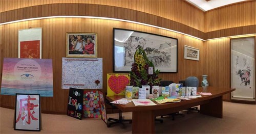 Những bức thiệp cầu chúc ông Lý Quang Diệu sớm bình phục được xếp trưng bày trong phòng làm việc của ông với mong muốn ông sẽ trở lại nơi này sau khi bình phục - Ảnh do Thủ tướng Lý Hiển Long chụp