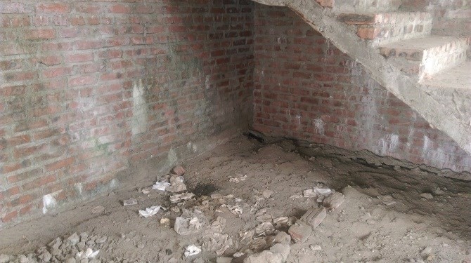 Theo quan sát của phóng viên, đây nghiễm nhiên trở thành nơi cho súc vật và cả con người dùng để phóng uế... 