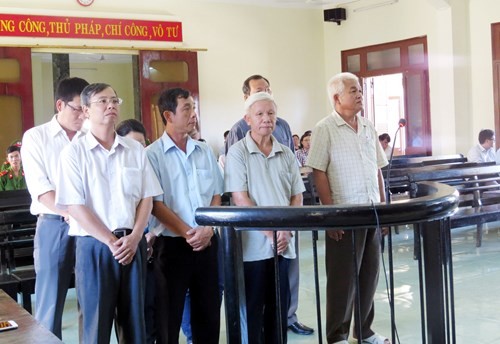Các bị cáo nghe HĐXX tuyên án - Ảnh: Trần Thanh Phong