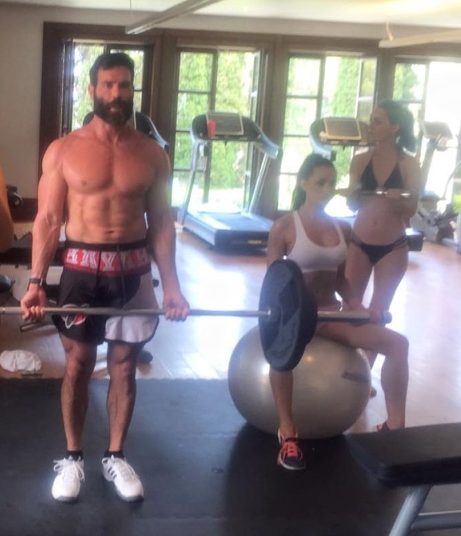 Những thú ăn chơi khét tiếng của ông hoàng Instagram  ảnh 3