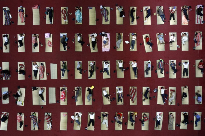 Cha mẹ học sinh ngủ ngoài trời chờ con thi ở Vũ Hán