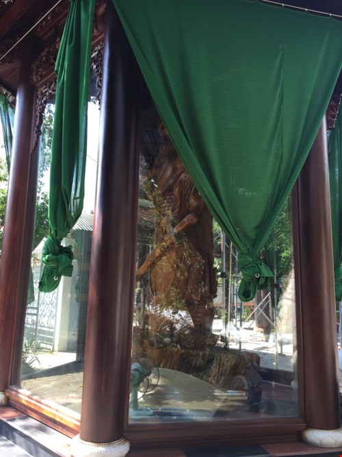 Choáng trước đồ quý trong biệt phủ 100 tỉ của đại gia vàng ở đèo Hải Vân ảnh 23 Choáng trước đồ quý trong biệt phủ 100 tỉ của đại gia vàng ở đèo Hải Vân ảnh 23