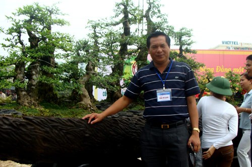 Anh Thịnh bên tác phẩm "Chiến thắng Bạch Đằng".