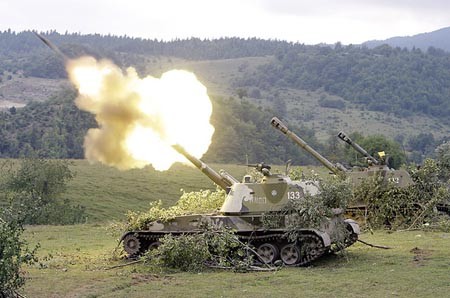 Từ trên xuống dưới: Thiết giáp Nga tiến quân, pháo binh Nga khai hỏa