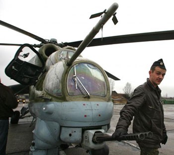 Trong chiến đấu, hiện chưa thể bắn thủng kính chắn gió của buồng lái Mi-24 mặc dù ở Afghanistan, các kỹ thuật viên một lần đã đếm được trên kính chắn gió 6 vết đạn sau một phi vụ chiến đấu (Igor Zarembo, RIA)