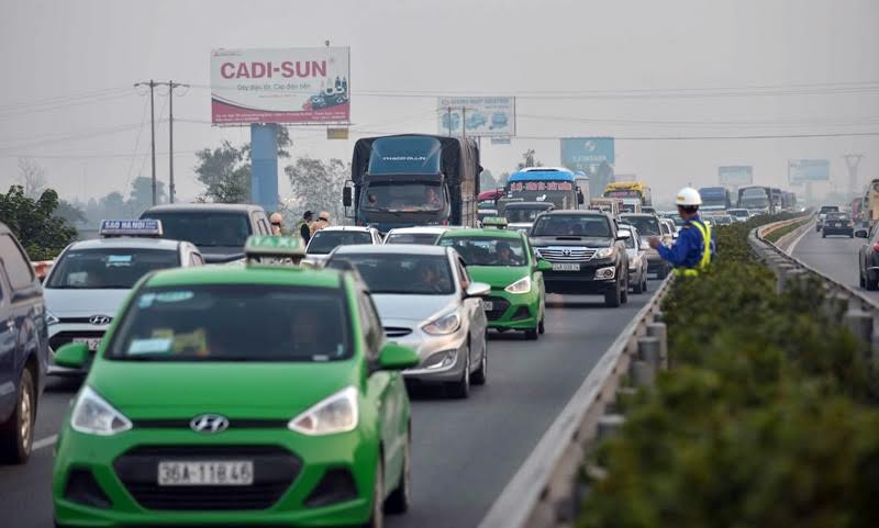 Ùn tắc “trên từng cây số”, dân băng đồng tìm đường về Hà Nội, TPHCM ảnh 6