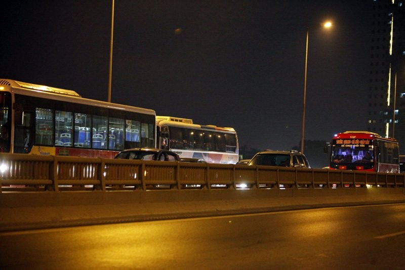 Ùn tắc “trên từng cây số”, dân băng đồng tìm đường về Hà Nội, TPHCM ảnh 8