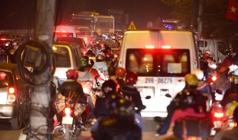 Ùn tắc “trên từng cây số”, dân băng đồng tìm đường về Hà Nội, TPHCM ảnh 13