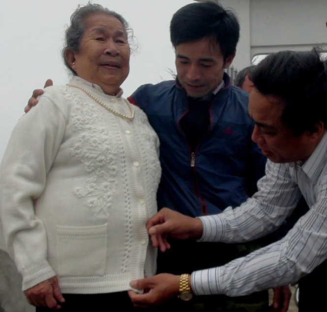 Đồng đội của liệt sĩ Phương đều gọi bà Hồ Thị Đức, mẹ liệt sĩ Phương, là mẹ. Trong ảnh: Một cựu binh Gạc Ma sửa lại vạt áo cho mẹ Đức - Ảnh: Quốc Nam Đồng đội của liệt sĩ Phương đều gọi bà Hồ Thị Đức, mẹ liệt sĩ Phương, là mẹ. Trong ảnh: Một cựu binh Gạc Ma sửa lại vạt áo cho mẹ Đức - Ảnh: Quốc Nam