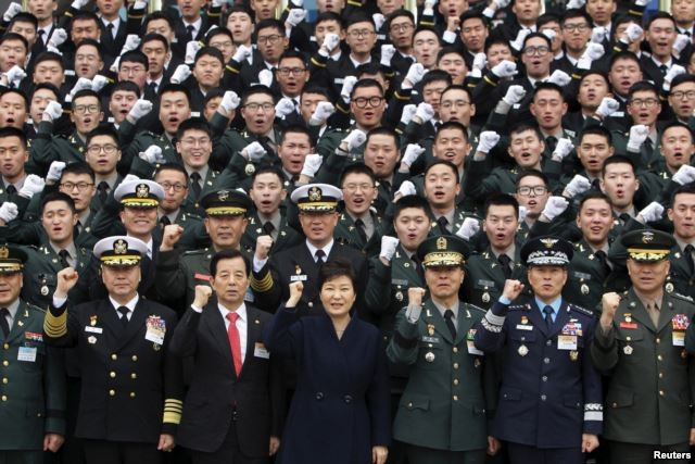 Tổng thống Hàn Quốc Park Geun-Hye và các sĩ quan Hàn Quốx tại Gyeryongdae