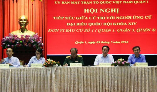 5 ứng cử viên đại biểu Quốc hội tiếp xúc cử tri quận 1. Ảnh:Hữu Công 5 ứng cử viên đại biểu Quốc hội tiếp xúc cử tri quận 1. Ảnh:Hữu Công