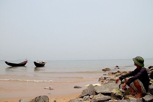 Ngư dân Hà Tĩnh chịu thiệt hại nặng nề trong thời gian qua bởi tàu thuyền không thể ra khơi. Ảnh: Đức Hùng Ngư dân Hà Tĩnh chịu thiệt hại nặng nề trong thời gian qua bởi tàu thuyền không thể ra khơi. Ảnh: Đức Hùng