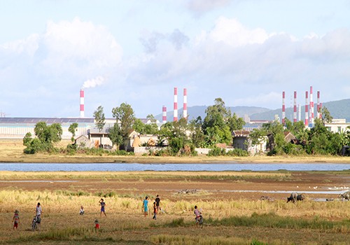 Trẻ em chơi đùa dưới những ống khói cao hơn mái nhà dân của dự án Formosa tại thị xã Kỳ Anh. Ảnh: Đức Hùng Trẻ em chơi đùa dưới những ống khói cao hơn mái nhà dân của dự án Formosa tại thị xã Kỳ Anh. Ảnh: Đức Hùng
