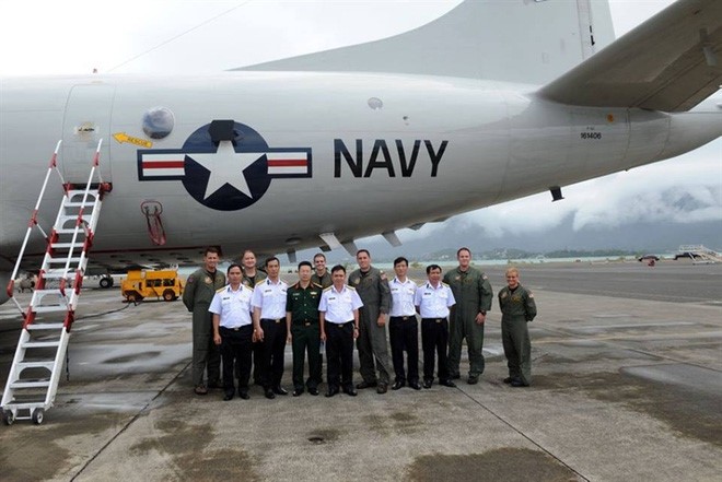 Phái đoàn quân sự Việt Nam sau chuyến bay trên máy bay trinh sát, săn ngầm P-3 Orion
