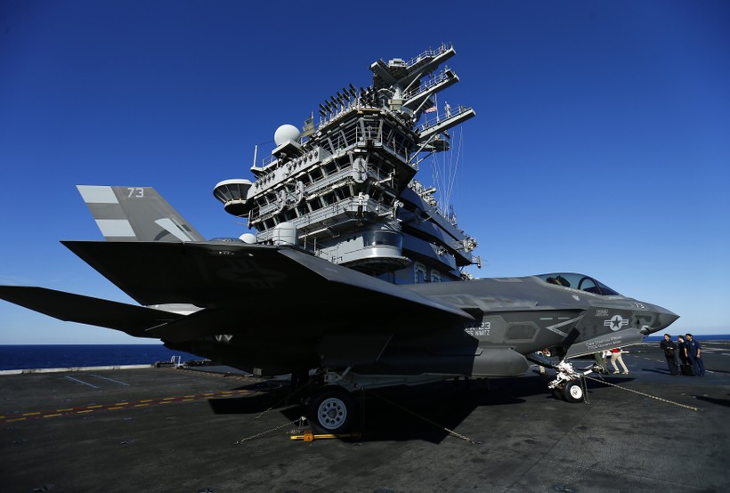 Chiến đấu cơ tàng hình F-35 xuất kích trên tàu sân bay Mỹ