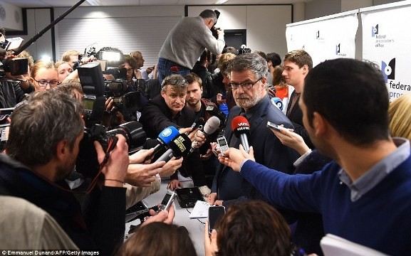 Công tố viên liên bang Eric Van der Sypt Bỉ nói với các phóng viên: cuộc tấn công hơn chống khủng bố đã được tiến hành trong các khu vực Brussels và Verviers, cảnh báo khủng bố Bỉ đã được nâng lên mức cao thứ hai 