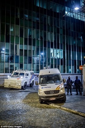 Một xe bọc thép cảnh sát được triển khai với các nhân viên trên đường phố. Xe được đưa đến đoạn video Nhà nước Hồi giáo được công bố ngày hôm qua: chiến binh thánh chiến sử dụng tiếng Pháp nói với người Hồi giáo ở châu Âu: 