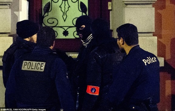 Nhân viên cảnh sát làm việc với cảnh sát vũ trang chống khủng bố đeo mặt nạ trong khu vực được phong tỏa tại Rue de la Colline – Verviers