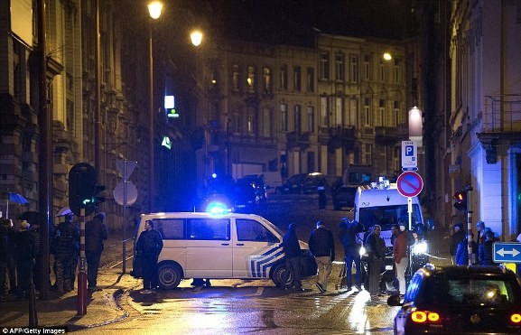 Lực lượng cảnh sát chống khủng bố đeo mặt nạ có mặt ở trung tâm thành phố trước 6.00pm và các quan chức đã tuyên bố vụ việc có liên quan đến các “tổ chức thánh chiến Hồi giáo”.