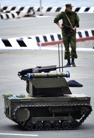 Robot chiến đấu Platform-M trong buổi diễn tập nhân ngày Hải quân Nga ở Vladivostok. Nó có thể phát hiện và tiêu diệt các mục tiêu cố định hoặc di động, hỗ trợ hỏa lực và bảo vệ các căn cứ quan trọng.