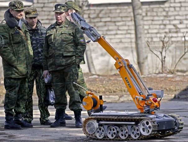 Thử nghiệm mẫu robot phá bom trong buổi diễn tập của Bộ tình huống khẩn cấp Nga.