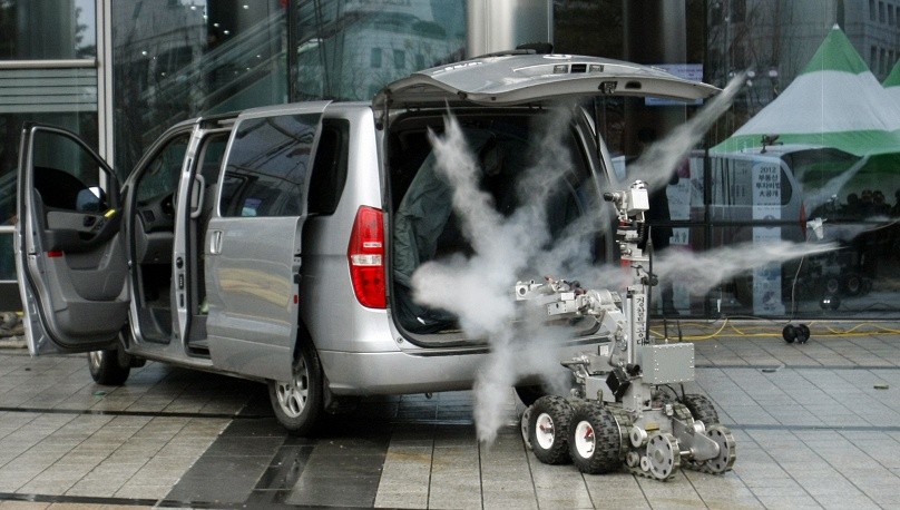 Robot phá bom của lực lượng cảnh sát đặc biệt Hàn Quốc vô hiệu hóa một quả bom trong diễn tập.