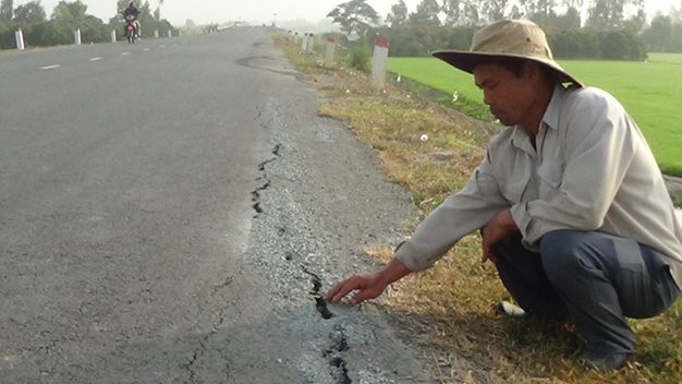 Tuyến quốc lộ mới thông xe đã xuất hiện những vết nứt dài hàng trăm mét - Ảnh: Đ.Vịnh