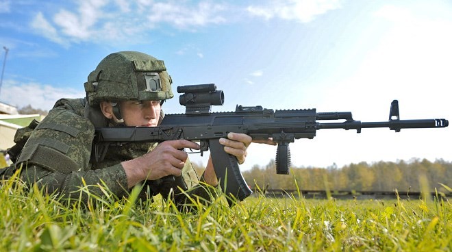 Binh sĩ Nga sử dụng súng trường AK-12.