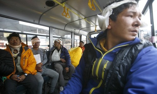 Những người Sherpa bị thương được đưa đi chữa trị. Ảnh:AP