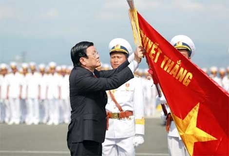 Chủ tịch Nước Trương Tấn Sang tặng danh hiệu Anh hùng LLVTND cho Quân chủng Hải quân Việt Nam. (Ảnh: TTO)