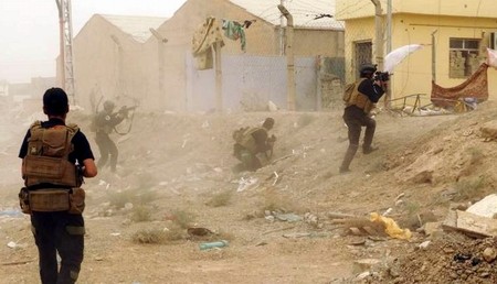 Lực lượng an ninh Iraq chống đỡ không nổi trước các đợt tấn công của IS, dù nhận được hỗ trợ từ bom đạn liên quân