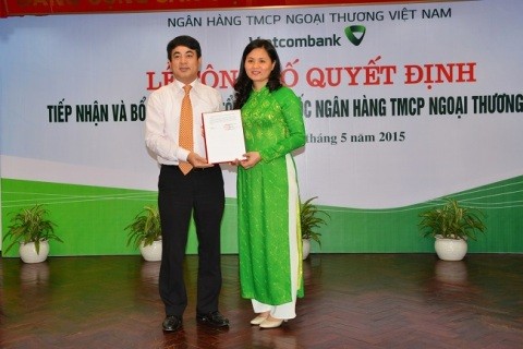 Ông Nghiêm Xuân Thành - Chủ tịch HĐQTtrao quyếtđịnh cho bà Đinh Thị Thái