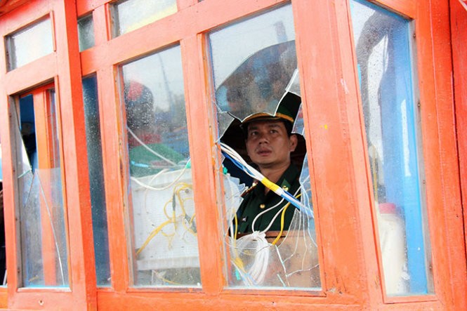 Cửa kính cabin tàu bị đập vỡ - Ảnh: TRẦN MAI Cửa kính cabin tàu bị đập vỡ - Ảnh: TRẦN MAI