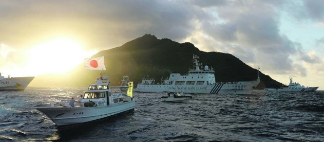 Tàu tuần tra Nhật và Trung Quốc vờn nhau ở vùng biển gần quần đảo Senkaku/Điếu Ngư - Ảnh: Today Online