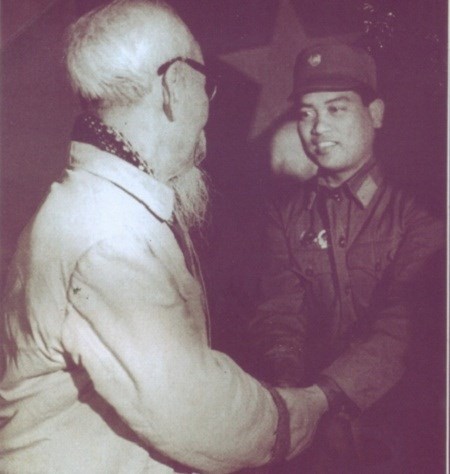 Phi công Nguyễn Văn Cốc báo công với Bác Hồ.