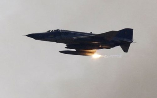 Máy bay F-4 là loại chiến đấu cơ hộ tống Mỹ sử dụng trong chiến tranh Việt Nam.