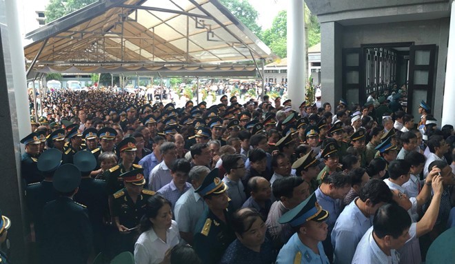 Video: Rớt nước mắt nhìn những em bé ngủ thiếp trong lễ tang cha ảnh 11