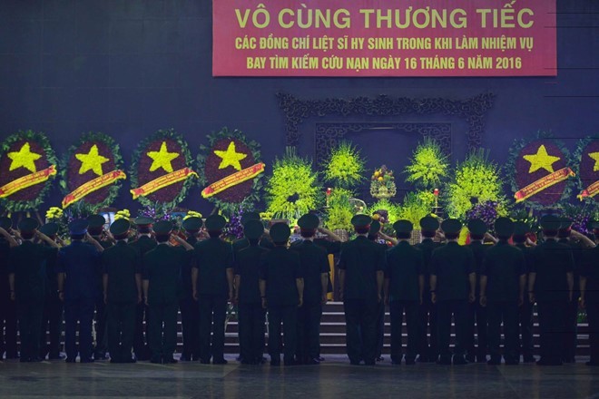 Video: Rớt nước mắt nhìn những em bé ngủ thiếp trong lễ tang cha ảnh 1