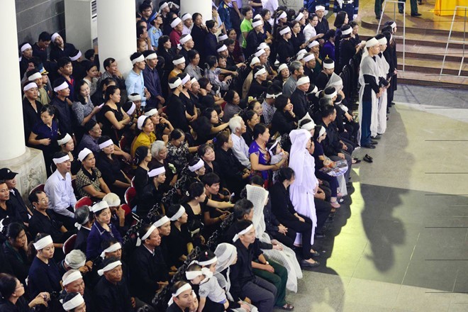 Video: Rớt nước mắt nhìn những em bé ngủ thiếp trong lễ tang cha ảnh 5